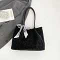 Mattschwarze Wildleder-Einkaufstasche mit elegantem Seidenschal-Detail für Herbst - Schwarz