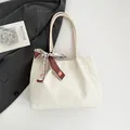 Minimalistische beige Shopper-Tasche mit mattem Finish und dekorativem Seidenschal - Weiß