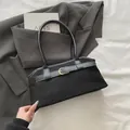 Bolso de hombro minimalista en ante negro y cuero con hebilla de metal dorada - Negro