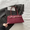 Bolso de hombro minimalista en ante burdeos con hebilla dorada y asas lisas - Rojo