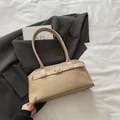 Bolso de hombro beige en ante sintético con correas lisas y hebilla dorada ovalada - Caqui