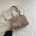 Vintage bruine suède okseltas voor dames met een mini-envelopvormige tashanger - Khaki