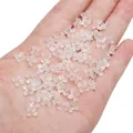 Cuentas de flores de cuatro pétalos de resina blanca mate para joyas artesanas - 7mm (20 Piezas/Paquete) / Blanco Claro