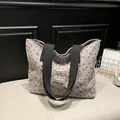 Sac cabas chic en velours côtelé lavande avec motifs de cœurs et nœuds noirs - Gris