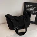 Sac fourre-tout noir minimaliste en toile avec bandoulière réglable et boucle argentée - Noir