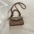 Braune Vintage Umhängetasche mit Streifentextur und geknotetem Riemen für Damen - Braun