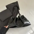 Borsa a spalla in pelle nera lucida con design a pieghe dallo stile urbano moderno - Nero
