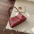 Sac cabas bordeaux en cuir tressé avec bandoulière assortie et petit pendentif cœur - Bordeaux