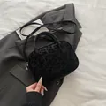 Schicke schwarze Schultertasche mit Leopardenmuster, Griffen und Gurt - Schwarz ohne Anhänger