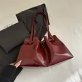 Borsa tote rosso scuro in pelle lucida con nastri decorativi e ampi manici - Rosso