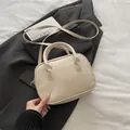 Schicke cremeweiße Mini-Boston-Tasche mit matter Textur und Umhängeriemen - Weiß Ohne Anhänger