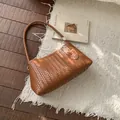 Grand sac cabas marron en cuir tressé moderne avec une bandoulière minimaliste - Marron