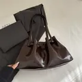 Borsa a spalla marrone scuro plissettata in pelle cerata lucida stile minimalista - Marrone