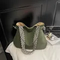 Donkergroene corduroy draagtas met stijlvolle zebra-print brede riem en ruim ontwerp - Groen