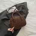 Kompakte Boston-Tasche mit Leopardenmuster aus mattem Wildlederimitat und Trageriemen - Braun Ohne Anhänger