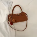 Ρετρό καφέ κοτλέ τσάντα tote με vintage μεταλλική αγκράφα και διακοσμητικά βελούδινα γούρια - Καφέ με Μενταγιόν
