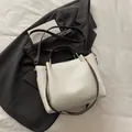 Bolso cubo vintage de cuero crema con asa marrón y elegantes detalles metálicos dorados - Blanco