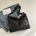 Zwarte canvas shopper met MOOD-belettering en verstelbare schouderriem in minimalistische stijl - Zwart