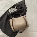 Bolso cubo beige con correas marrones para un estilo minimalista de oficina - Caqui