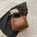 Bolso de hombro marrón de grano lichi con herrajes dorados y correa ajustable - Marrón