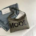 Olijfgroene canvas crossbodytas met grote MOOD belettering en verstelbare riem - Groen