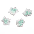Set de cuatro dijes de mariposa de esmalte verde claro y blanco en aleación plata mate. - 16x14mm / Conector Mariposa Hoja Verde