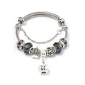 Detailopname van vintage zilveren kralenarmband met kristallen en kroonvormige bedels - Grijs