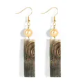 Détail macro de boucles d'oreilles barres avec nacre noire gravée et crochet doré - Vert Foncé Iridescent (HWB4323-7)
