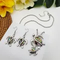 Detailopname van schildpad sieradenset met abalone schelp en glinsterende kristallen - Zilver