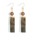 Boucles d'oreilles dorées avec longs pendentifs en nacre sombre et gravures géométriques - Or Bronze Brun Foncé (HWB4323-9)