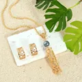 Détail de parure bijoux style tropical ananas avec gravure dorée et perles de coquillage - Perle Gris Foncé (HWNX2040-12)