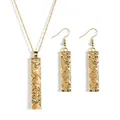Set di gioielli dorati con collana e orecchini decorati da incisioni floreali - Oro