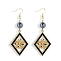 Détail de boucles d'oreilles losange avec émail noir, fleur dorée et perle de nacre - Style Perle Gris Anthracite (HWX945-12)
