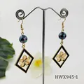 Boucles d'oreilles dorées élégantes en losange avec perles sombres et fleurs - Style Perle Sombre Irisée (HWX945-1)