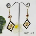 Boucles d'oreilles dorées avec perles naturelles brunes et losanges noirs laqués - Style Perle Marron (HWX945-2)