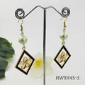 Boucles d'oreilles dorées avec pendentif losange noir et perles de nacre vert clair - Style Perle Vert Clair (HWX945-3)