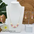 Set dettagliato di orecchini, collana e bracciale al gelsomino con perle a conchiglia - Perla Rosa Floreale Bianco(HWNX9452-14)