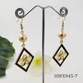 Boucles d'oreilles pendantes dorées avec cadre losange noir et fleur centrale dorée - Style Perle Dorée (HWX945-7)
