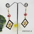 Boucles d'oreilles losange élégantes avec émail noir, perles roses et charms fleur dorée - Style Perle Rose (HWX945-8)