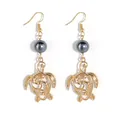 Boucles d'oreilles tortue dorée avec perles gris foncé et motifs complexes de l'océan - Style Tortue de Mer Évidée avec Perle Grise(HWX6246)