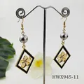 Boucles d'oreilles losange en émail noir avec perle grise et fleur dorée chic - Style Perle Gris Foncé (HWX945-11)