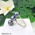 Dettaglio di tre perle di conchiglia grigio scuro su anello aperto placcato oro 14k - Stile a Tre Perle a Gradini (HEX3023-12) / Grigio Scuro (HEX3023-12)