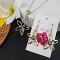 Parure de bijoux tropicaux dorés avec perles sombres, collier et boucles d'oreilles Aloha - Style Fleur Ajourée (HWNX9354)