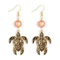 Goldene Meeresschildkröte Ohrhänger mit rosa Perlen und floral strukturierten Schalen - Rosa Orangefarbene Perle 2 (HWNX9436-16)