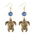 Böhmische goldene Schildkröten-Ohrringe mit blauen Perlen und schwarzer Emaille - Blaue Perle (HWNX9436-18)