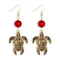 Goldene Schildkröten-Ohrringe mit roter Muschelperle und schwarzem Emaille-Muster - Hellrote Perle (HWNX9436-23)