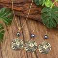 Conjunto de joyas hawaianas con collar y pendientes de flores tropicales bañados en oro - Estilo Perla Gris Oscuro (HWXS968-12)