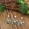 Conjunto de joyas de Frangipani hawaiano con collar y pendientes chapados en oro 14K - Estilo Perla Blanca (HWXS968-4)
