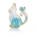 Pendentif chat émaillé blanc et bleu avec queue en cœur et bordure en métal doré - Style Chat Bleu Lac