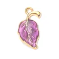 Pendentif feuille en émail violet avec bords dorés et détails de nervures précis - Violet Feuille